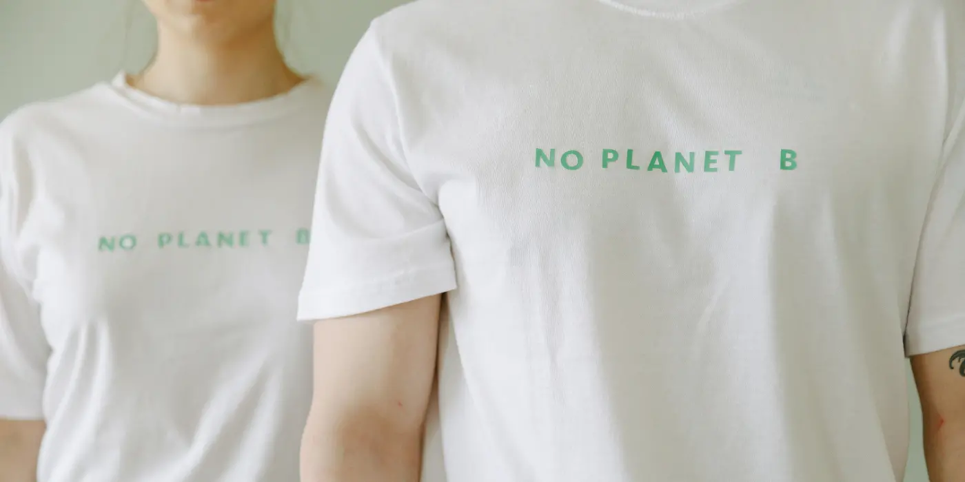 Persone con maglietta no planet b simbolo di sostenibilità nel lavoro in città